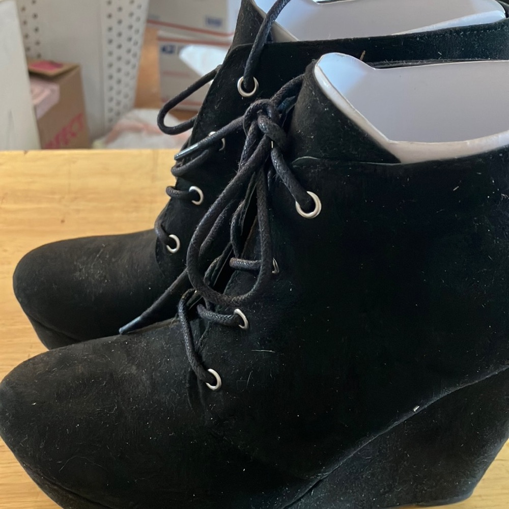 FINAL MARKDOWN Women's Black Lace-Up Wedge Ankle Boots 6 1/2